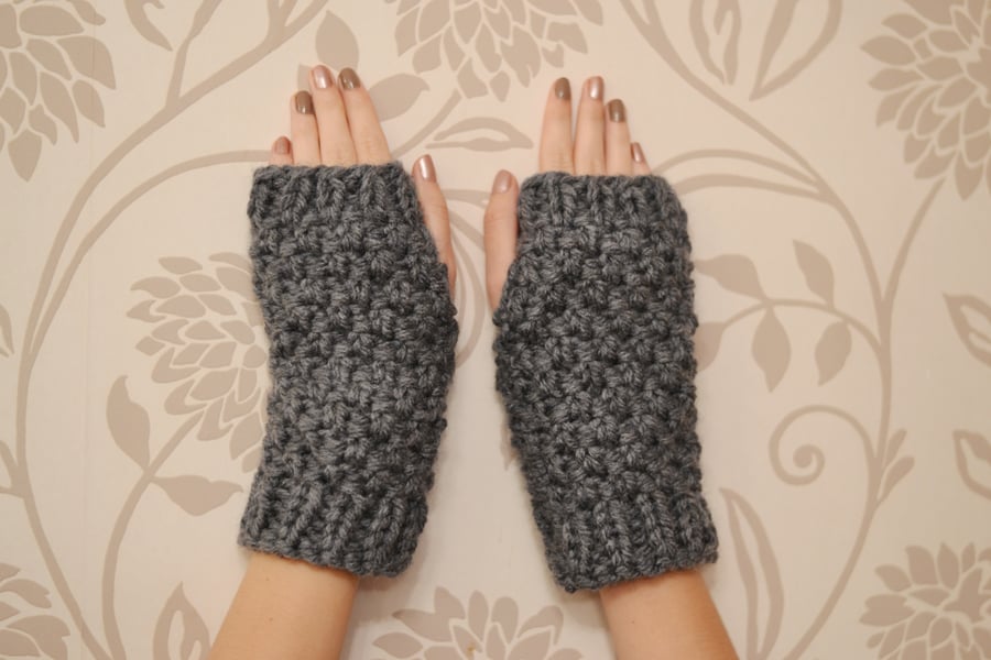  Fingerless Gloves Dark Grey Super Chunky Knitted