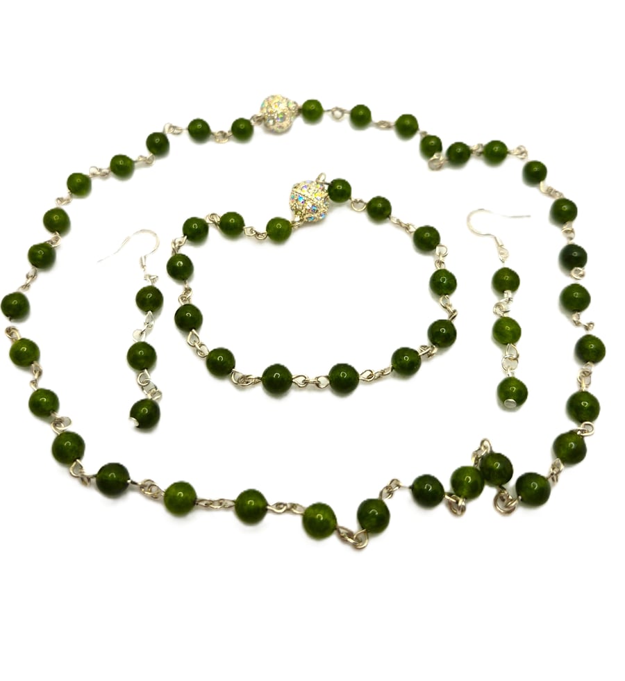 Green gemstone beaded jewellery set with necklace, bracelet and earrings
