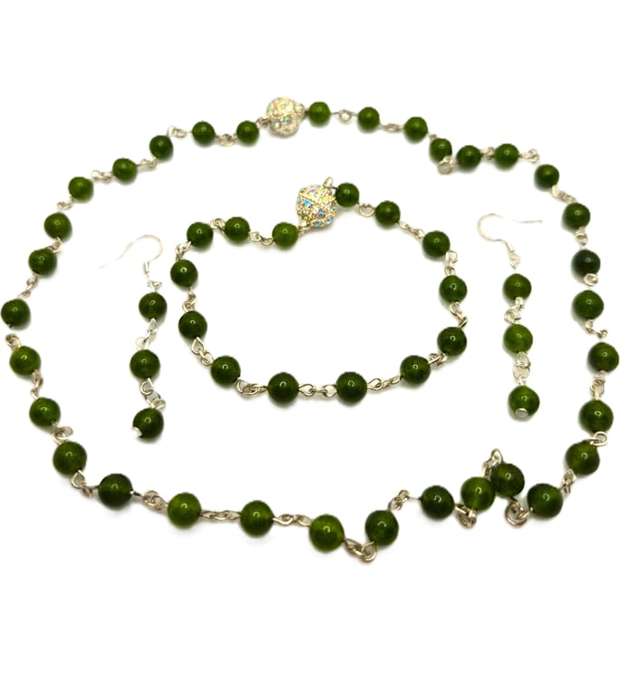 Green gemstone beaded jewellery set with necklace, bracelet and earrings