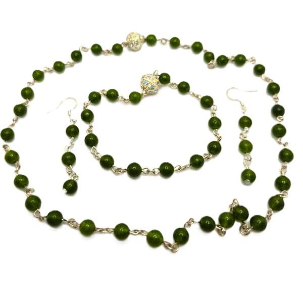 Green gemstone beaded jewellery set with necklace, bracelet and earrings