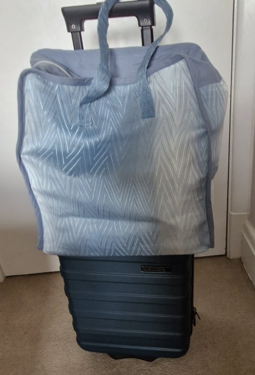 The perfect zipped holdall for extra luggage, shopping bag or overnight bag