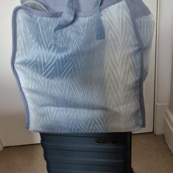 The perfect zipped holdall for extra luggage, shopping bag or overnight bag