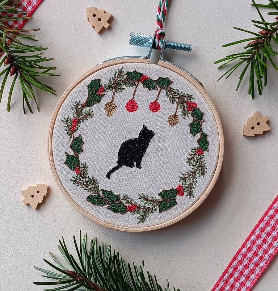 Embroidery Hoop Christmas Decoration - Cat and Wreath