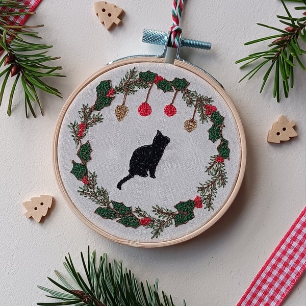 Embroidery Hoop Christmas Decoration - Cat and Wreath