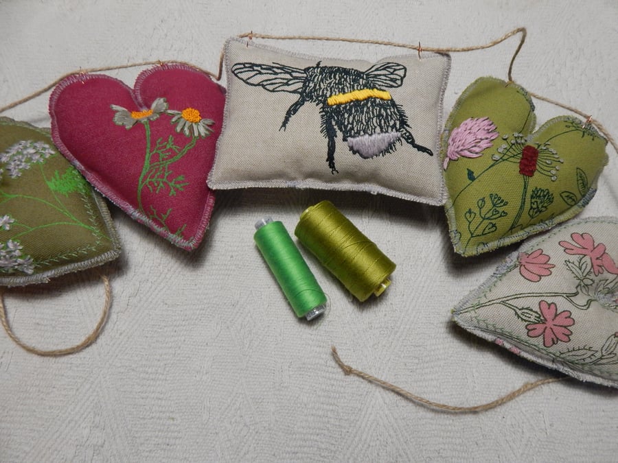 Bee and wild flower - 80 cm - Bunting, wall hanging