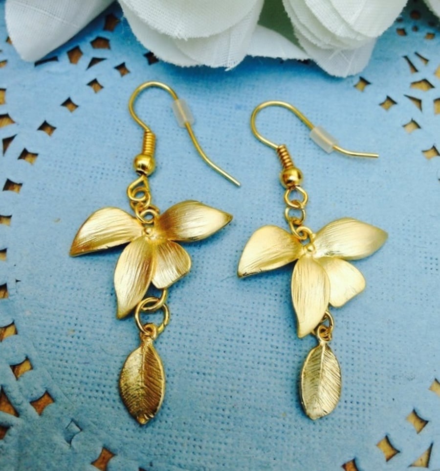 FREE P&P Pretty flower and leaf earrings. Bohemian vintage style 