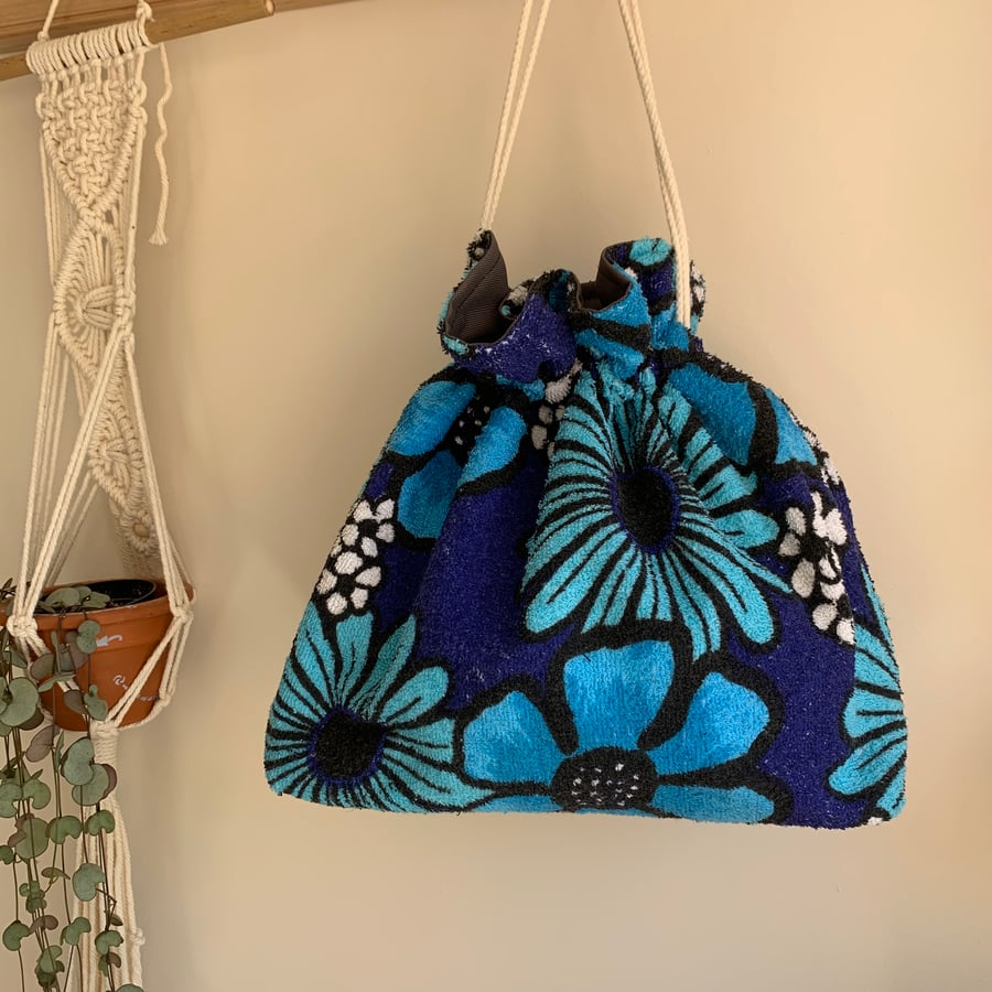 Drawstring wash bag in vintage towelling