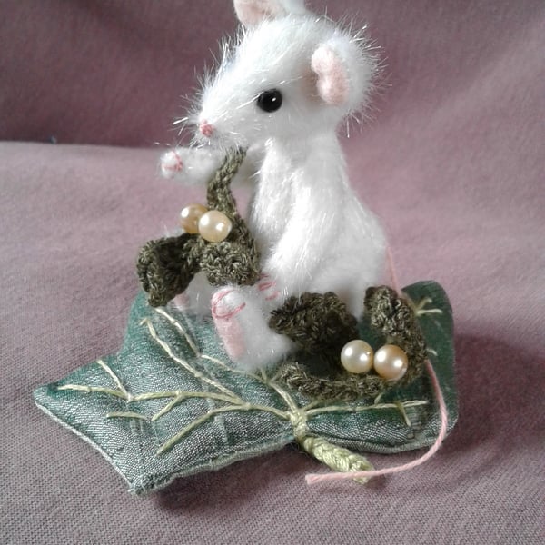 Christmas 'Snowball', a 3" jointed mouse on a silk Ivy leaf with Mistletoe