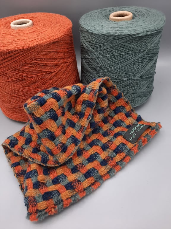 Cheerful chubby cowl with a twist - Avoca