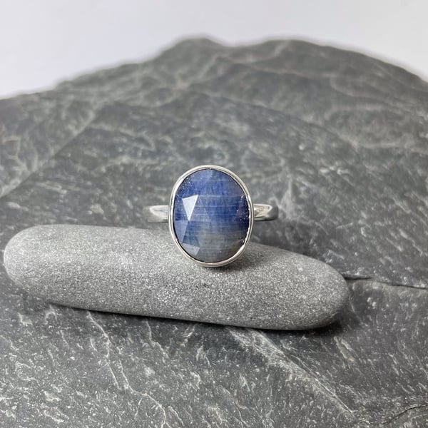 Silver and oval blue sapphire ring U.K. size N