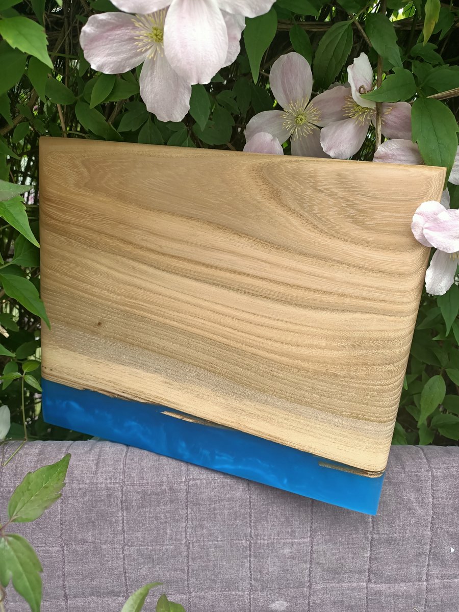 Wood and resin chopping board