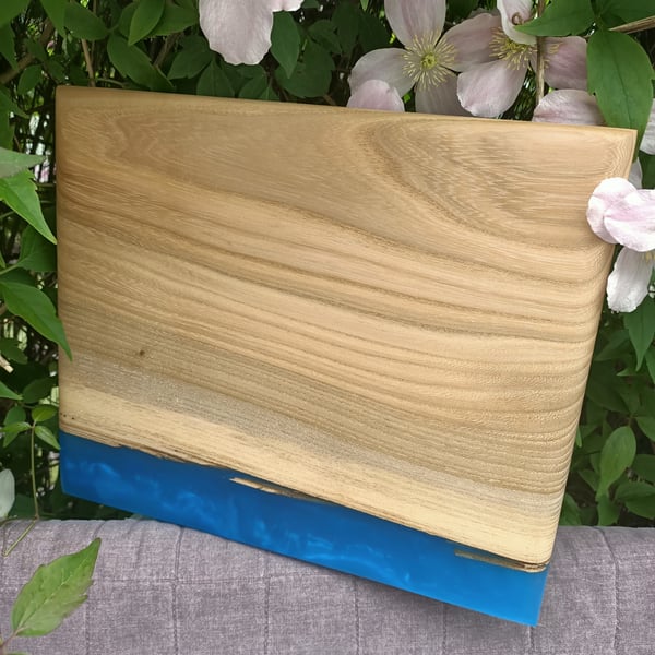 Wood and resin chopping board