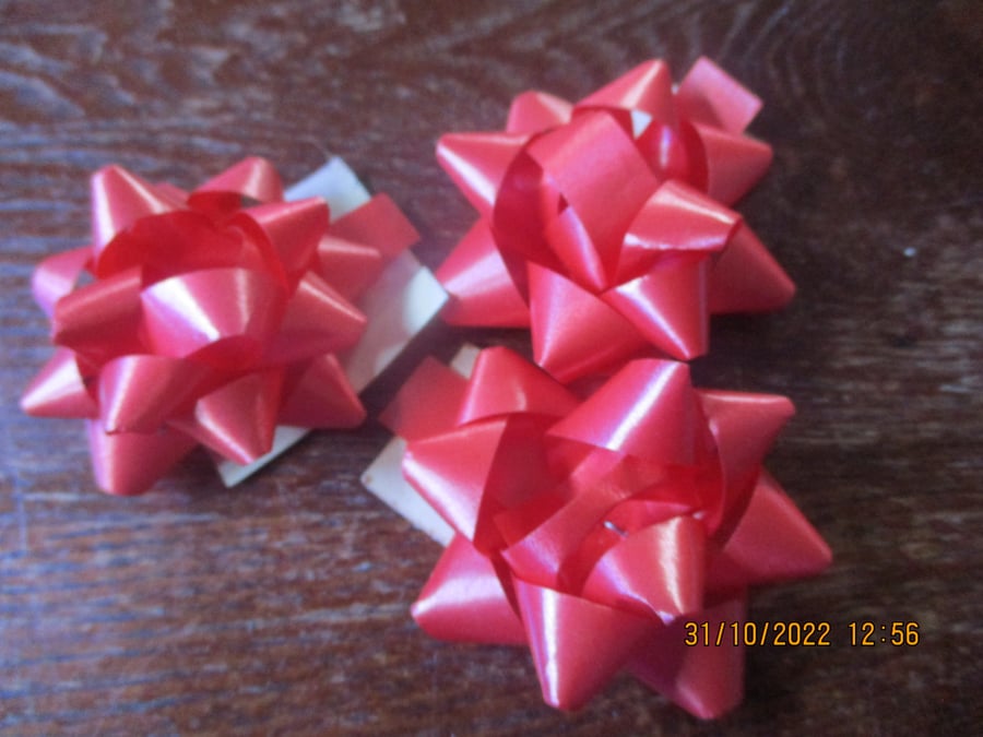 3 Red Bows