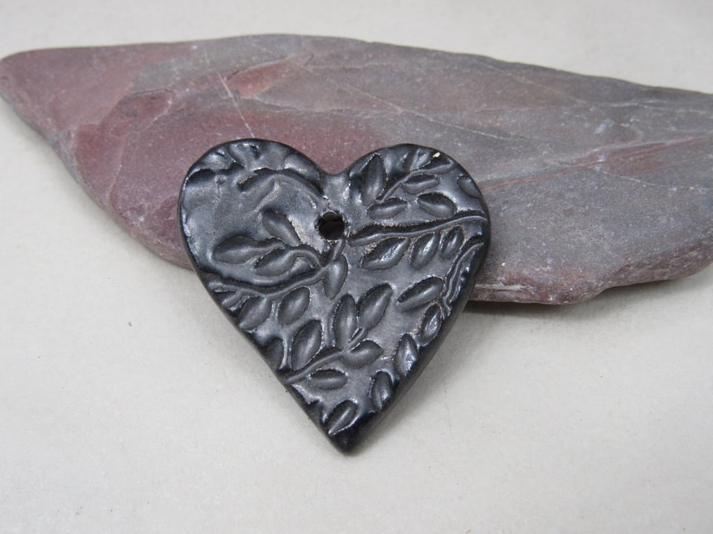 Medium Metallic Leaf Texture Heart Shaped Ceramic Pendant