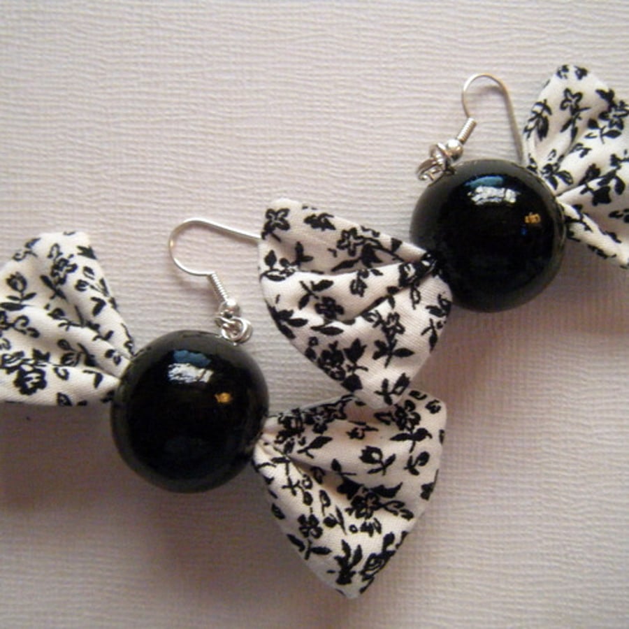 ~Liquorice Twist Sweetie Bow Earrings~