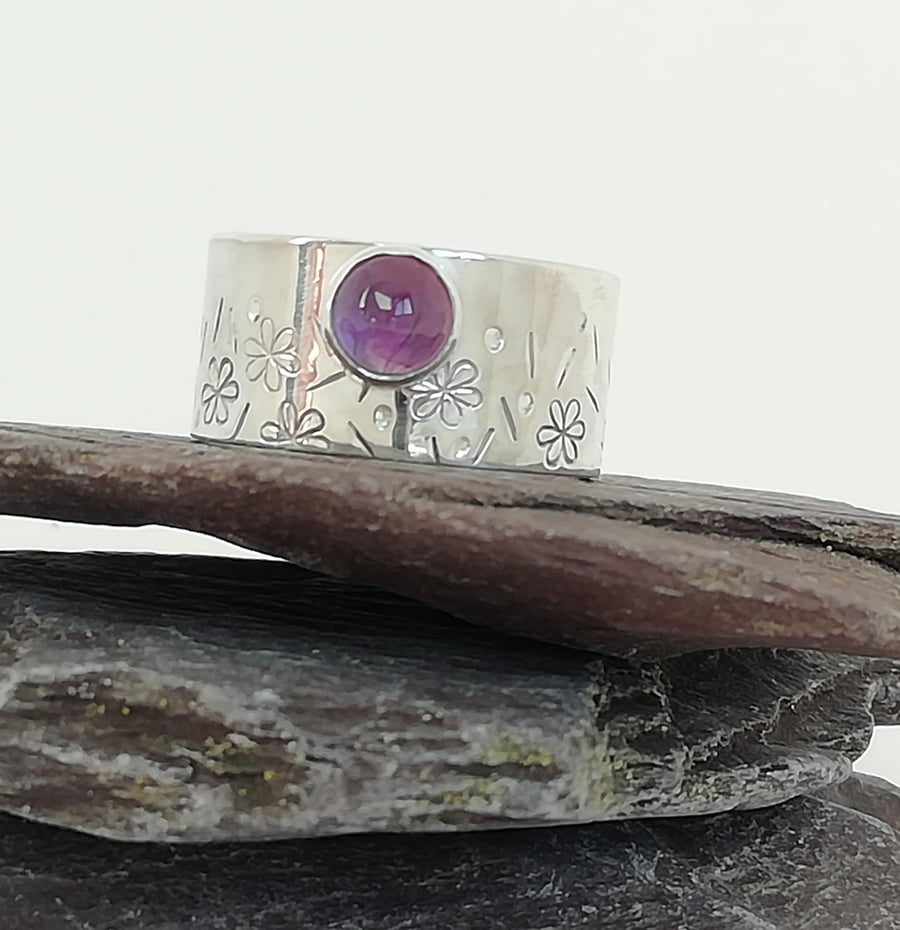Daisy patterned Silver Ring with Amethyst Cabochon