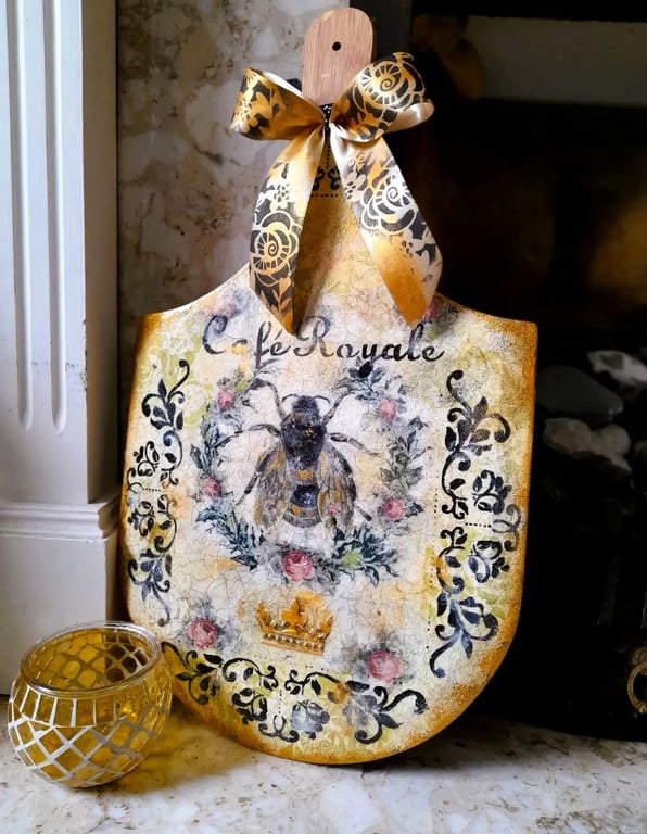 Handmade Decoupage Bee Pizza Board Wall Art – Rustic Farmhouse Kitchen Decor