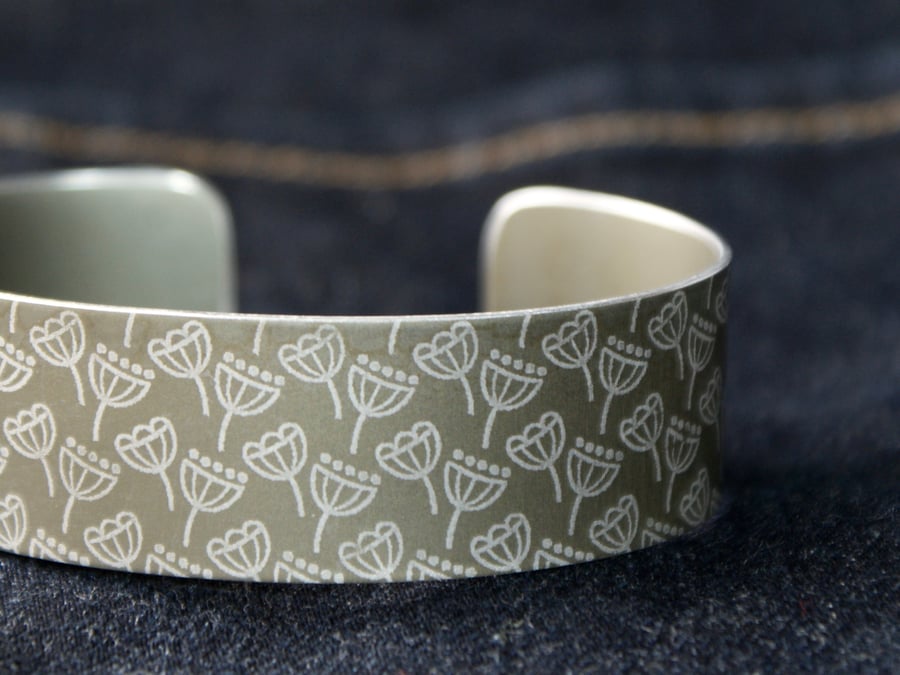 Taupe aluminium cuff with seed head pattern