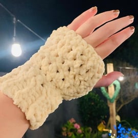 Cute cozy chunky crochet hand warmers! 