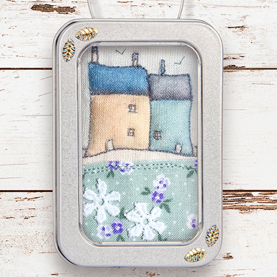 A  little tin of country cottages, ornamet, textile art, gift