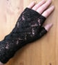 Black lace fingerless gloves - Image 1