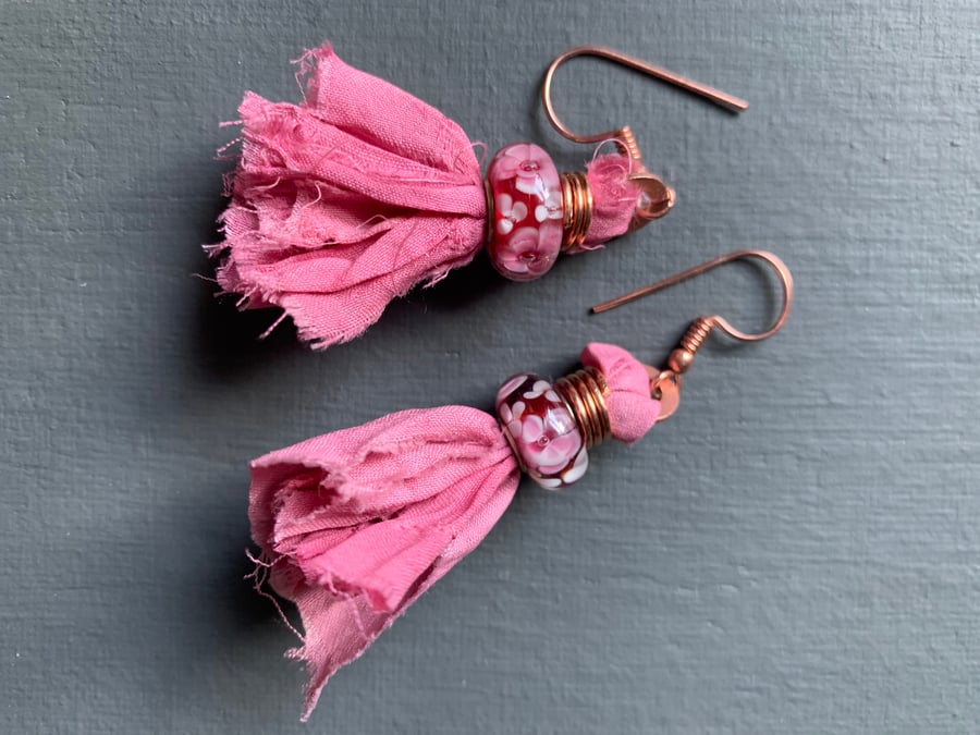 Earrings in copper and pink with sari silk