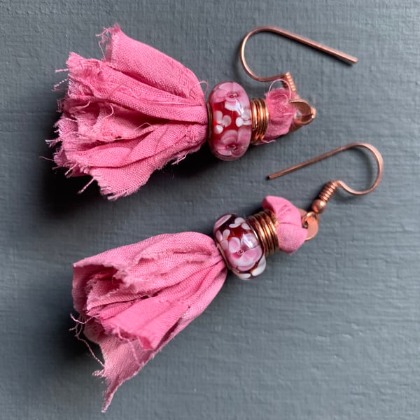 Earrings in copper and pink with sari silk