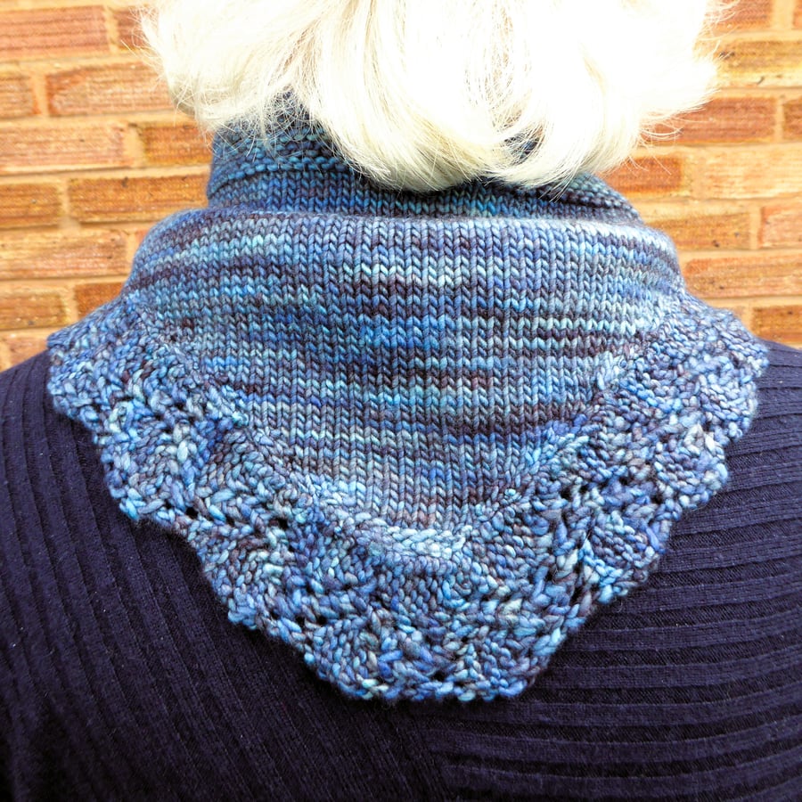 Triangular neck warmer
