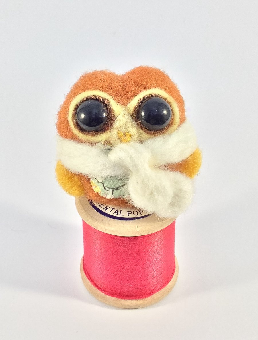 Needle felted owl brooch."Oscar"