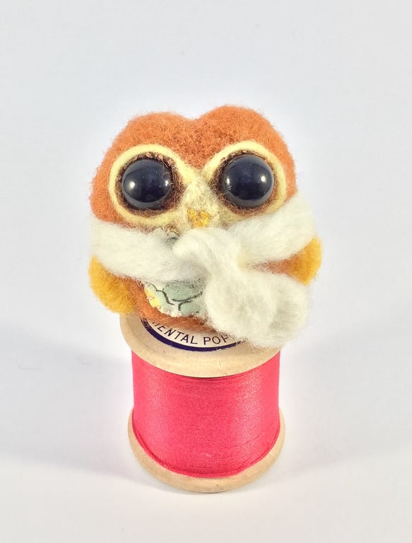 Needle felted owl brooch."Oscar"