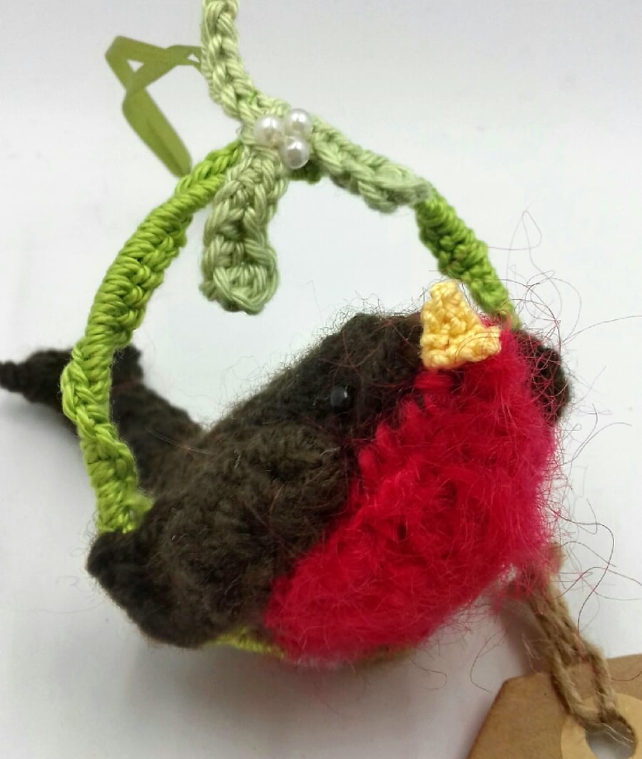 Crochet Robin with Mistletoe 