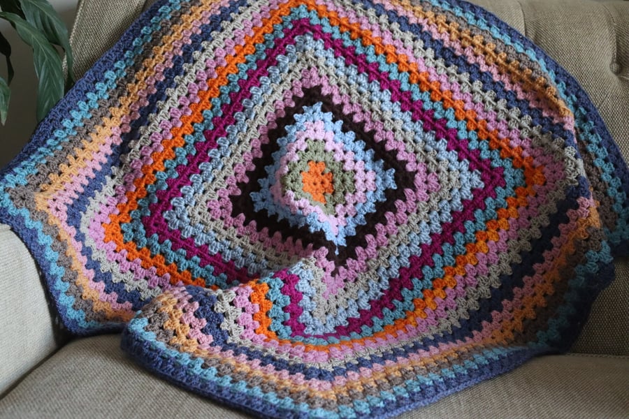 Crochet granny square blanket retro design