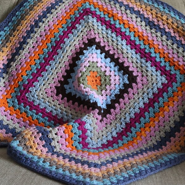 Crochet granny square blanket retro design