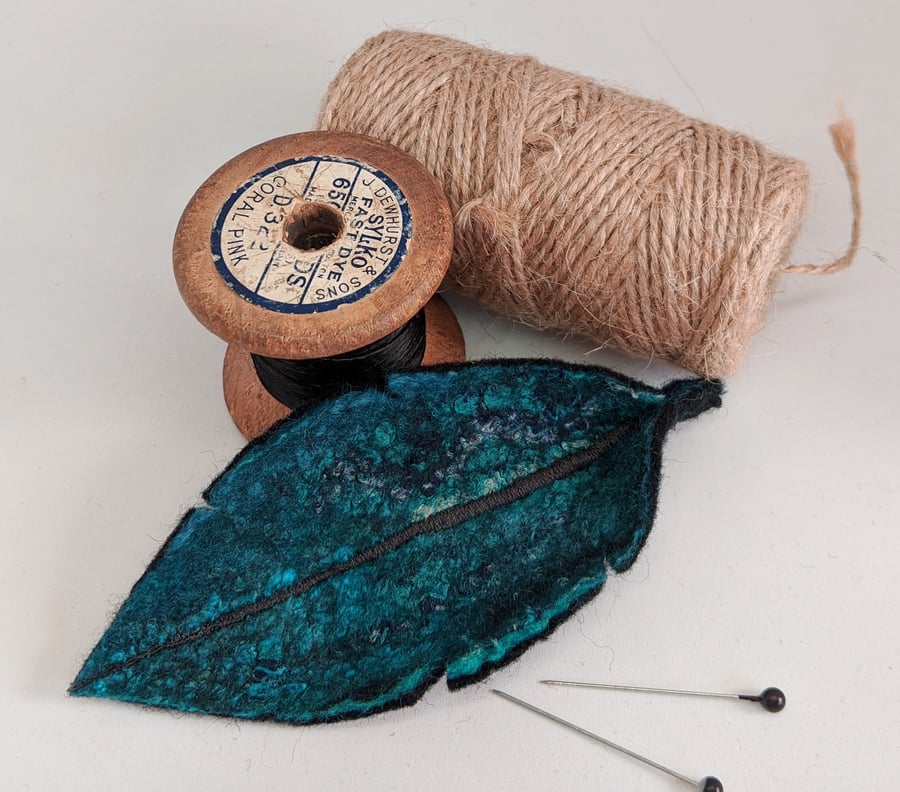 Felted leaf brooch : shades of teal and turquoise 