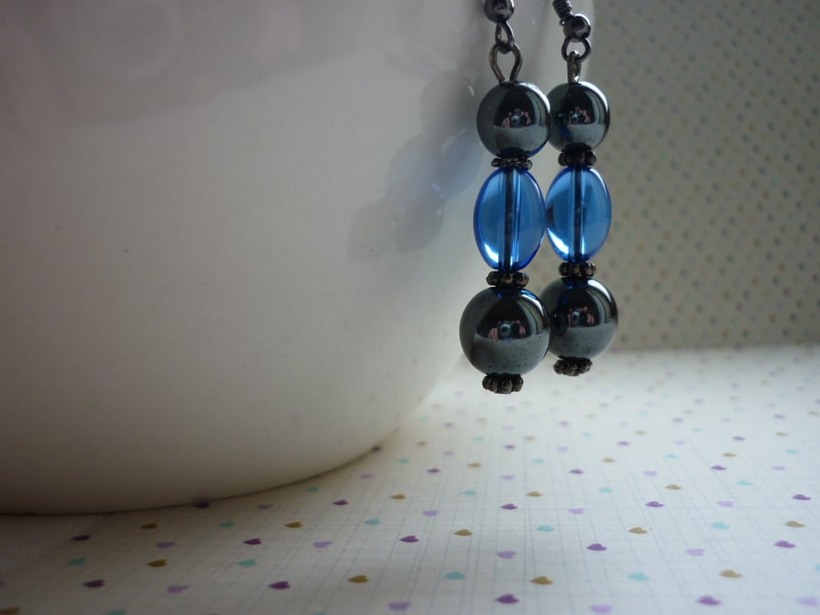 SAPPHIRE BLUE AND HEMATITE DROP EARRINGS.