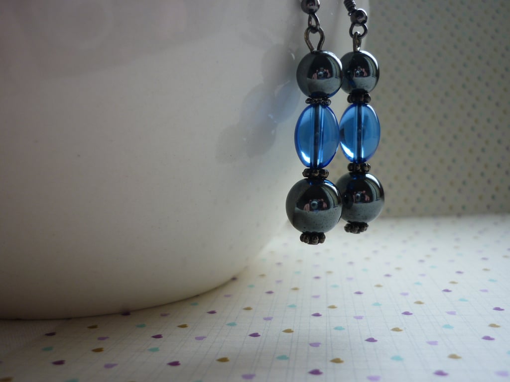 SAPPHIRE BLUE AND HEMATITE DROP EARRINGS.