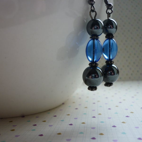 SAPPHIRE BLUE AND HEMATITE DROP EARRINGS.