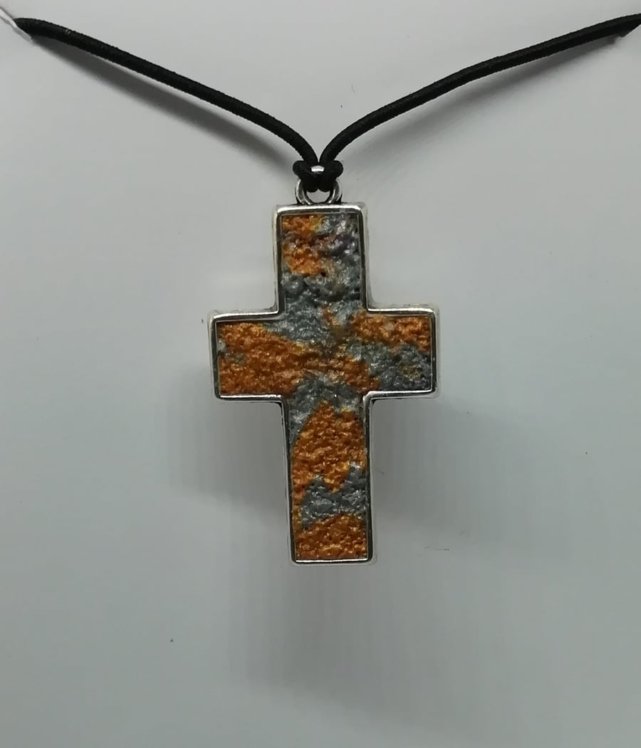 Cross pendant 