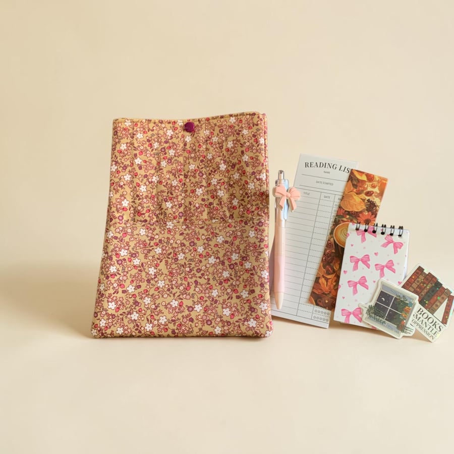  Book Sleeve & Accessory Gift Set.  Strawberries & Cream.