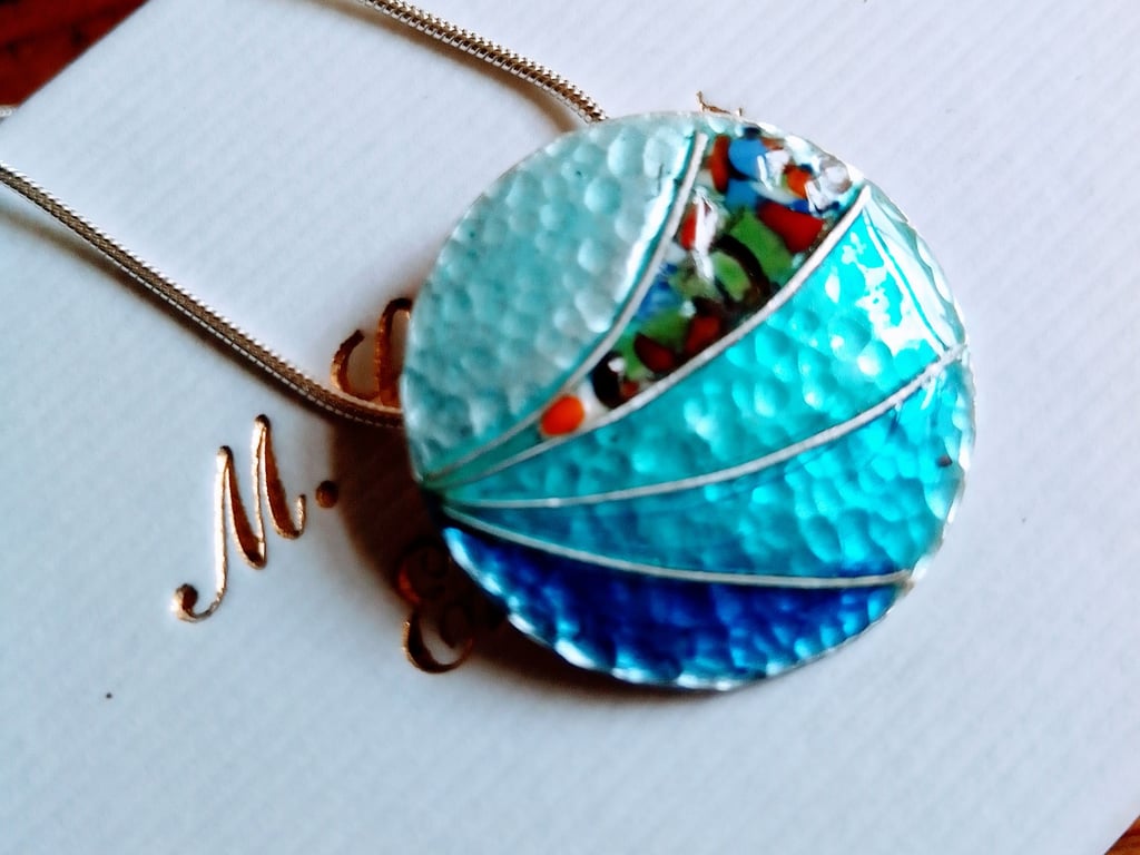 FINE SILVER ENAMELLED NECKLACE OF SHORELINE