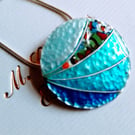 FINE SILVER ENAMELLED NECKLACE OF SHORELINE