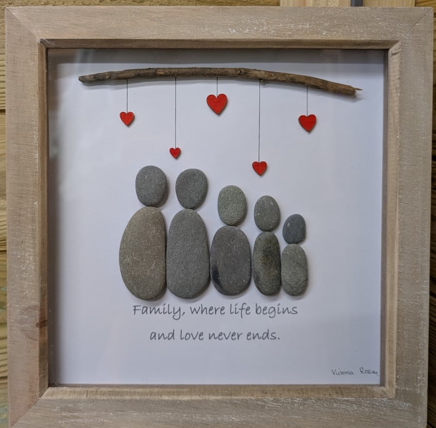 Family with hearts pebble picture