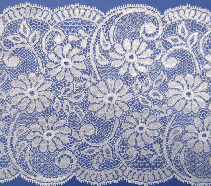 SALE 1.5 metres of wide Daisy Lace