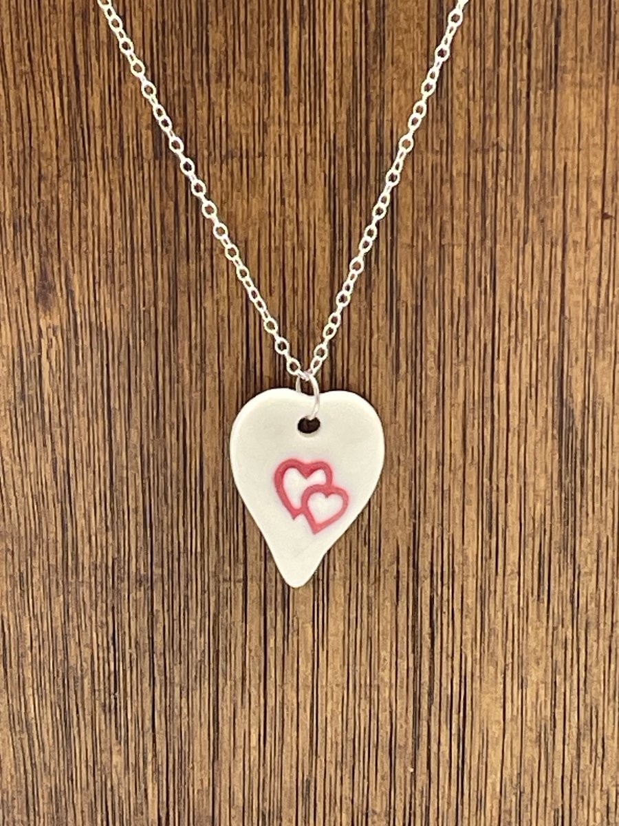 Porcelain heart-shaped necklace with entwined red hearts