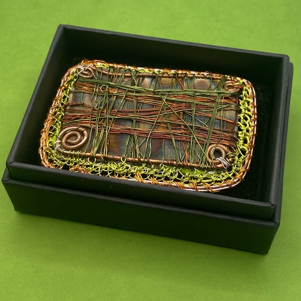 Striation wire brooch