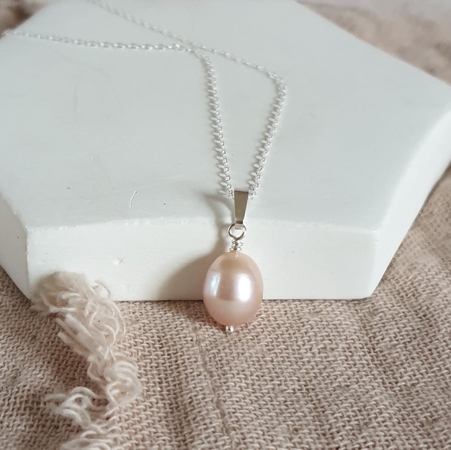 Single pink pearl necklace new arrivals
