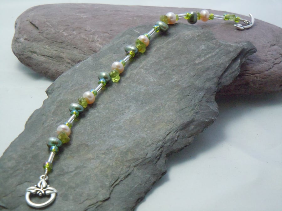 Gemstone Peridot & Freshwater pearls bracelet with glass beads