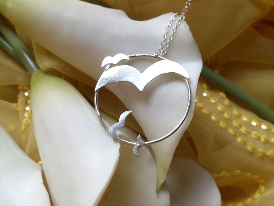 Simple birds on a circle necklace 