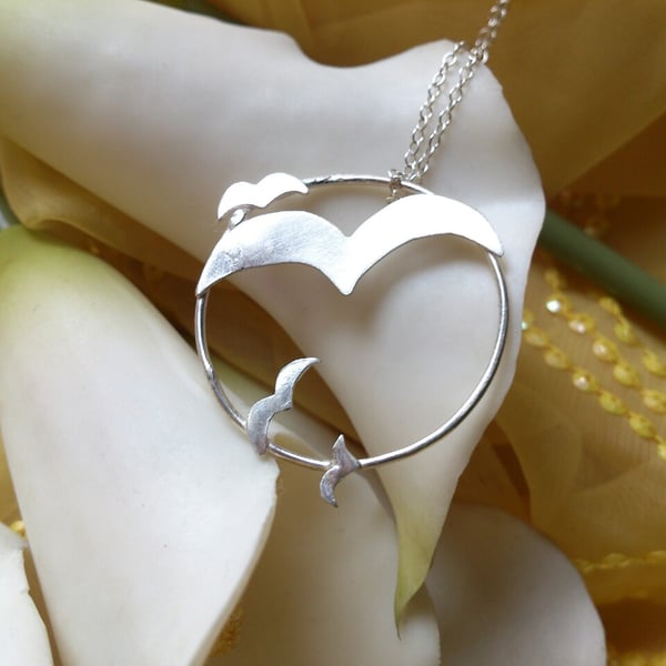 Simple birds on a circle necklace 