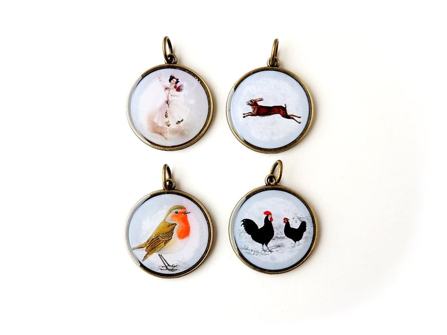 SECONDS 4 x Vintage Image Resin Pendants (793)